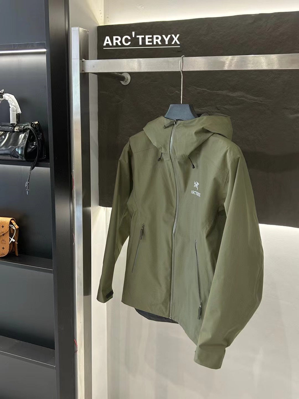 Arc'teryx Men's Beta Jacket 'Retro Green'
