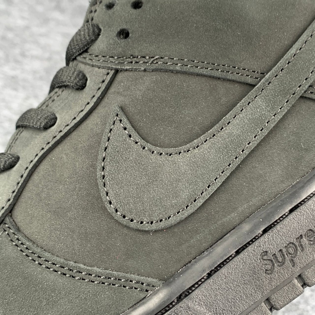 Supreme x Nike Dunk Low SB 'Black' Shoe